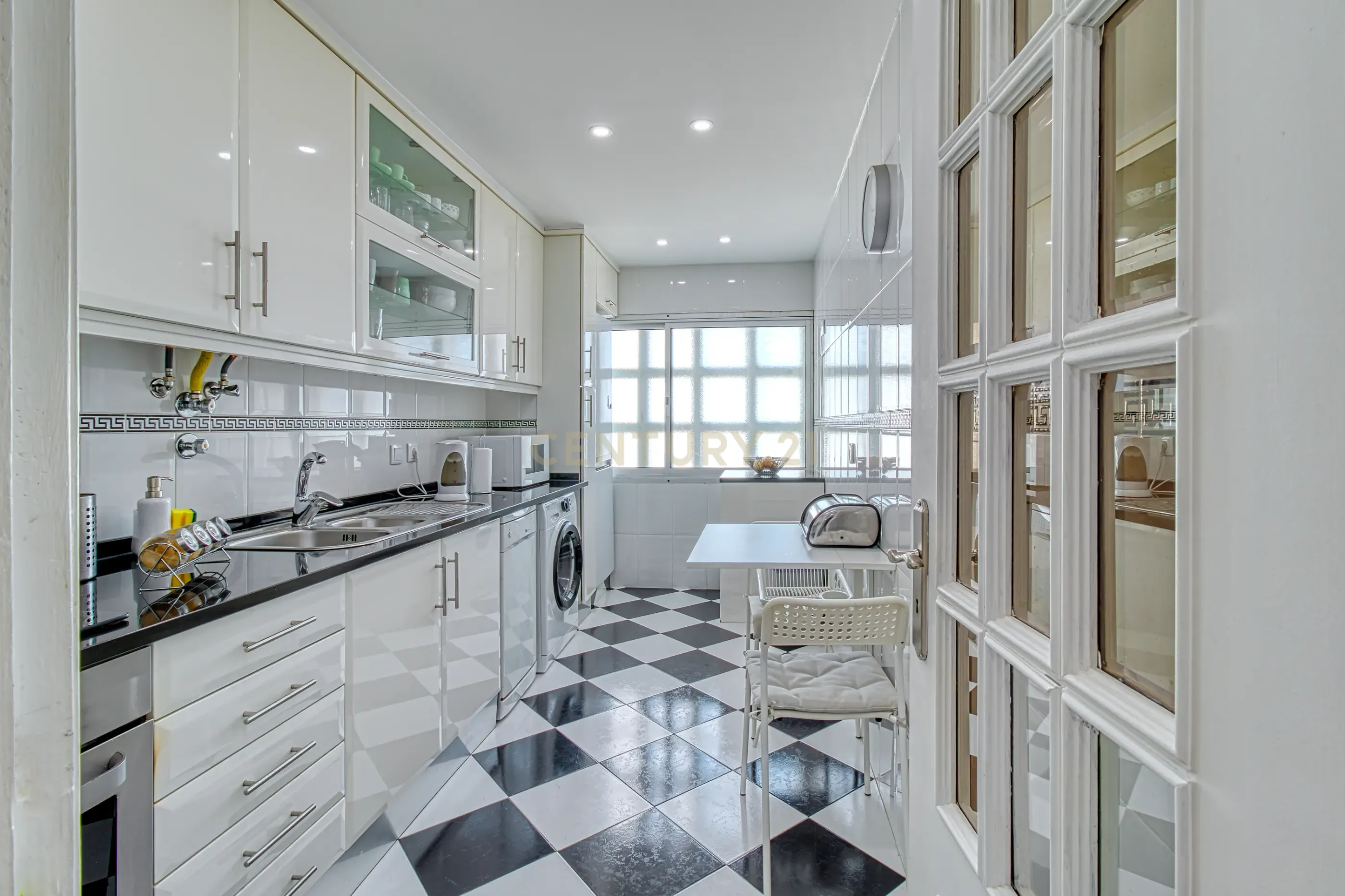 Fotografia 7 de Apartamento T2 com 70 m² e Vista Desafogada em Santo António dos Cavaleiros