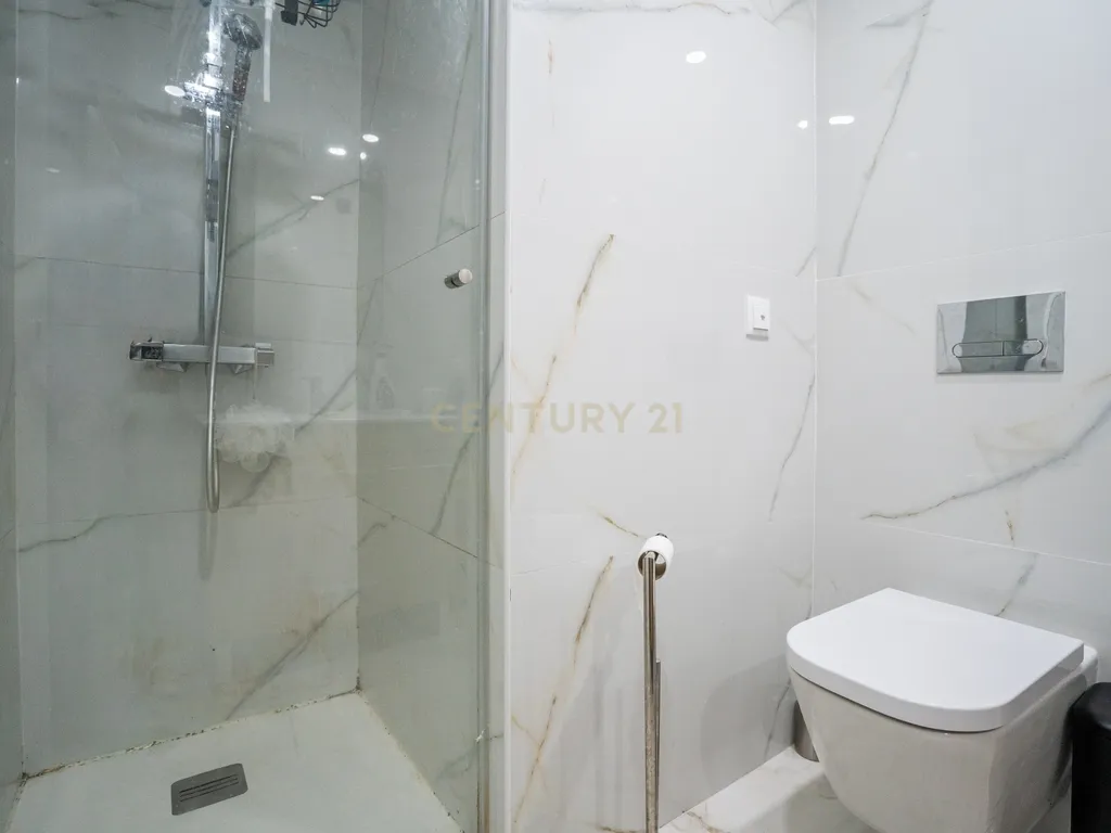 Fantástico Apartamento T2 Transformado em T3 na Parede – Próximo da Praia com estacionamento - Image 13