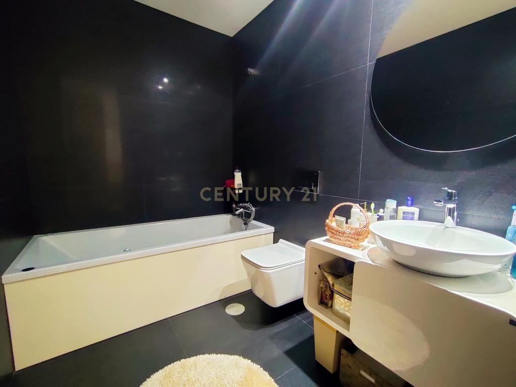 Moradia T4 Moderna com Piscina e Jardim – Touguinha - Image 27