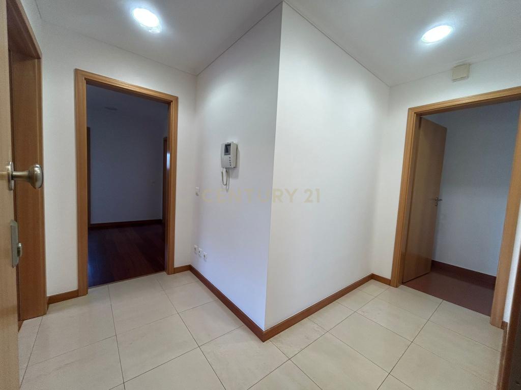 Excelente apartamento T3 - Com Parqueamento - MOBILADO - Image 10