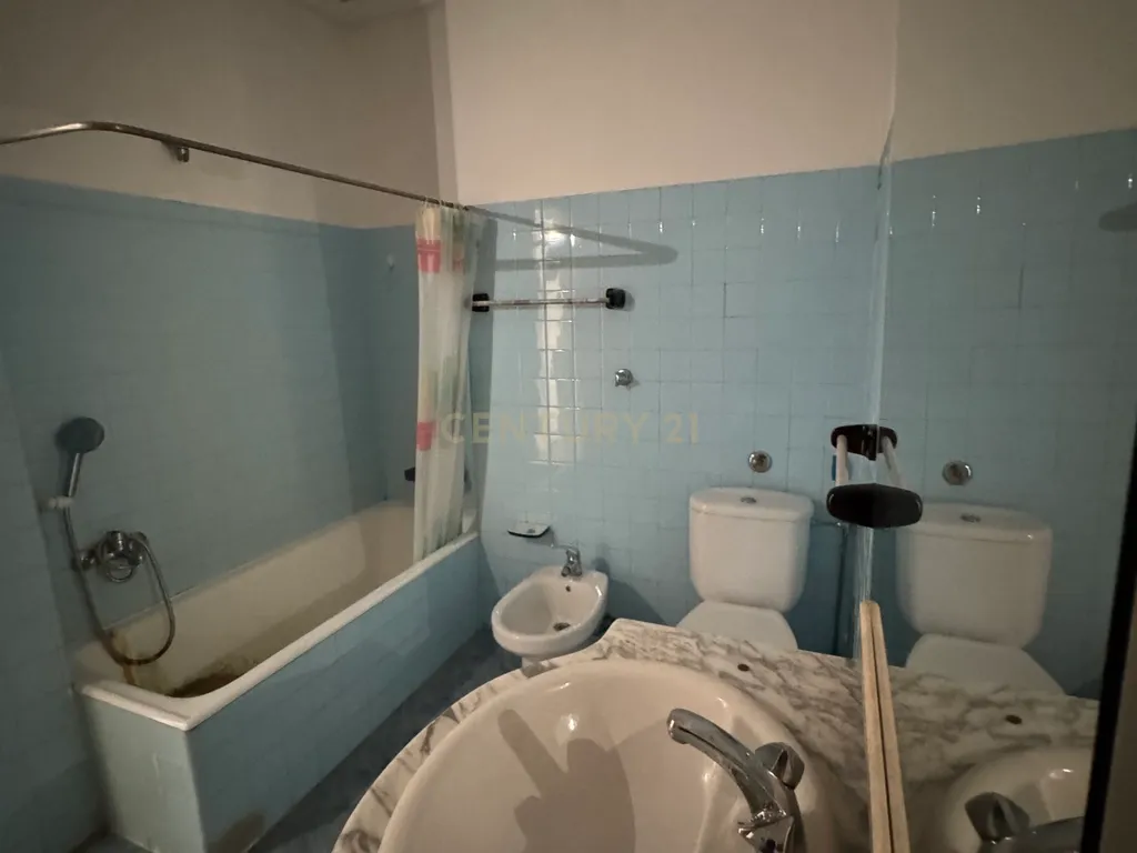 Apartamento T4 em Almada em frente ao metro de superfície! - Image 19