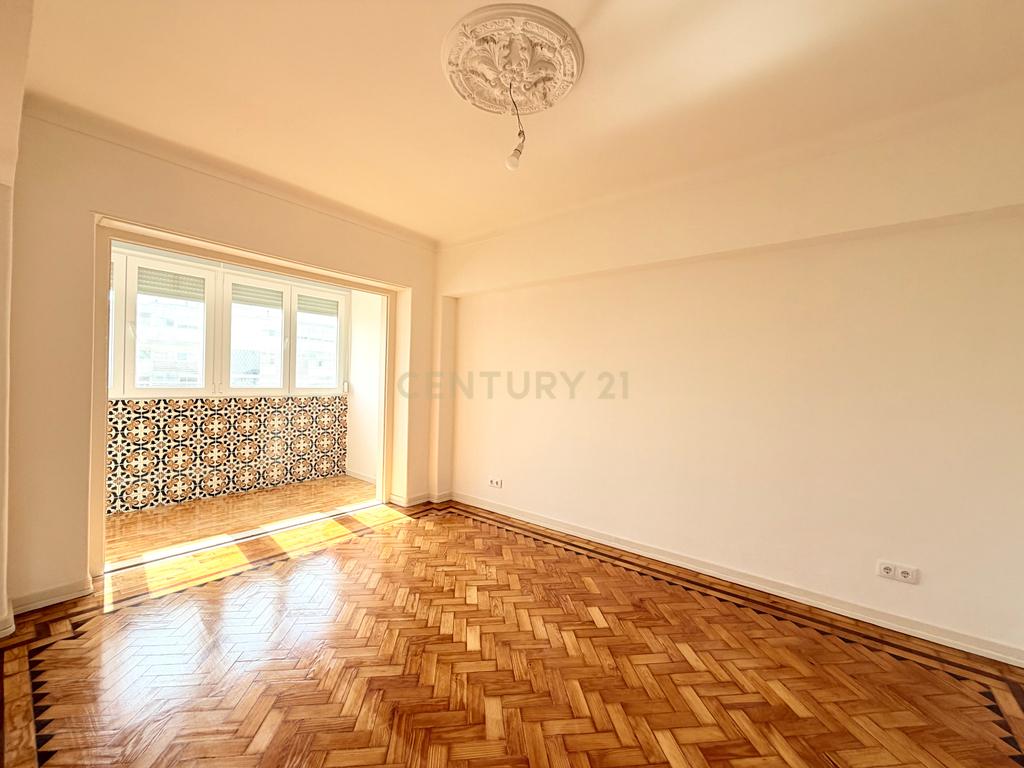 T3+1 Totalmente Remodelado para Arrendamento em Alvalade - Image 26