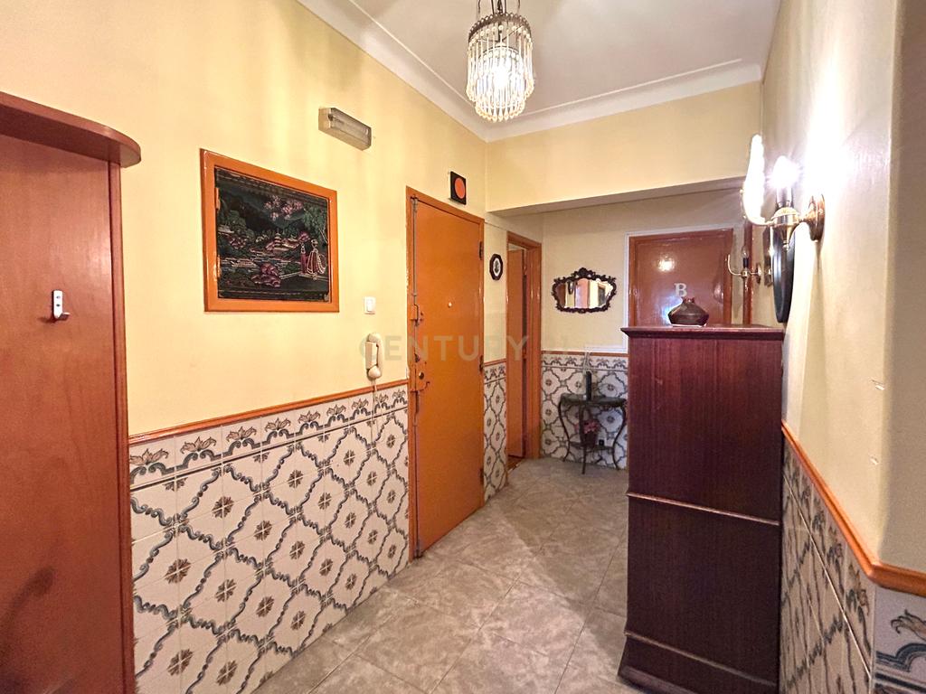 Apartamento T3 na avenida principal de Corroios - Oportunidade Única! - Image 8