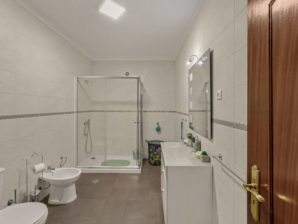 MORADIA T5 COM GARAGEM E PISCINA, 327 M² DE TERRENO PARA USUFRUIR - Image 35