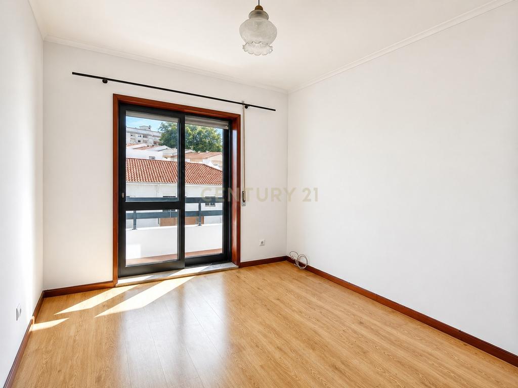 Apartamento T2 com Vista Panorâmica em Vila Nova de Gaia - Image 12
