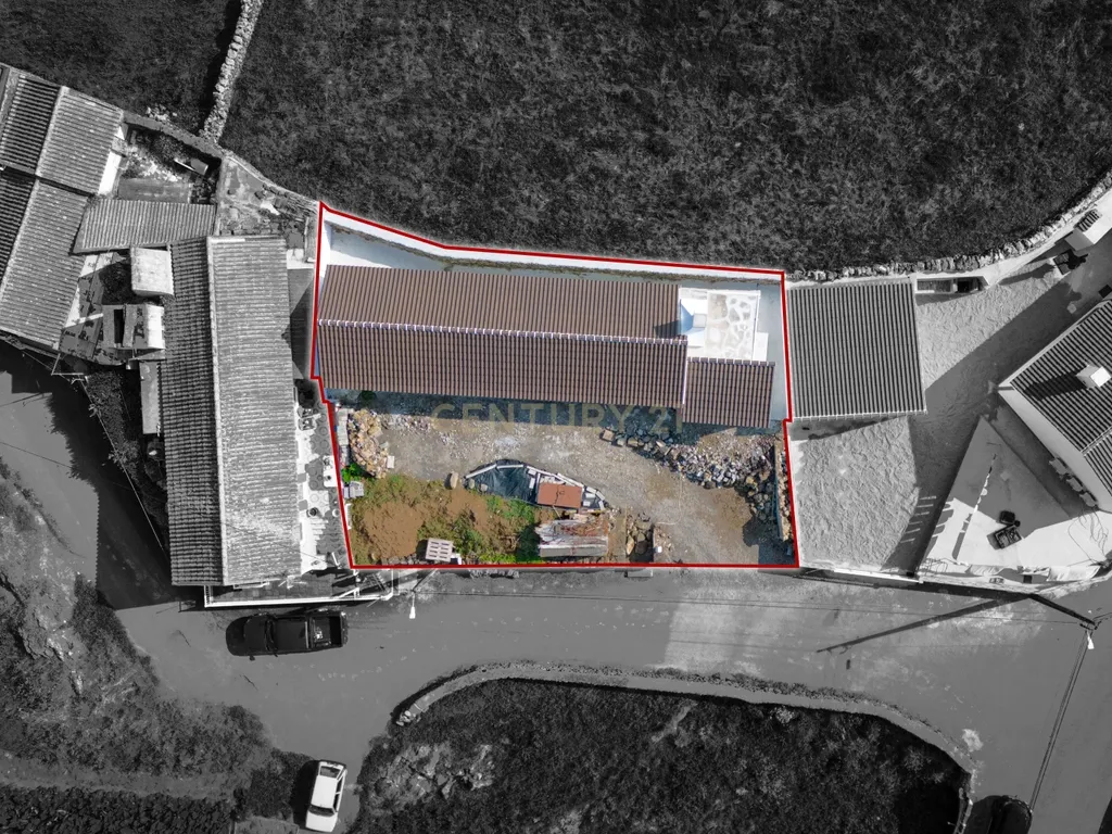 Moradia em fase de renovação na Vila de São Sebastião - Image 12