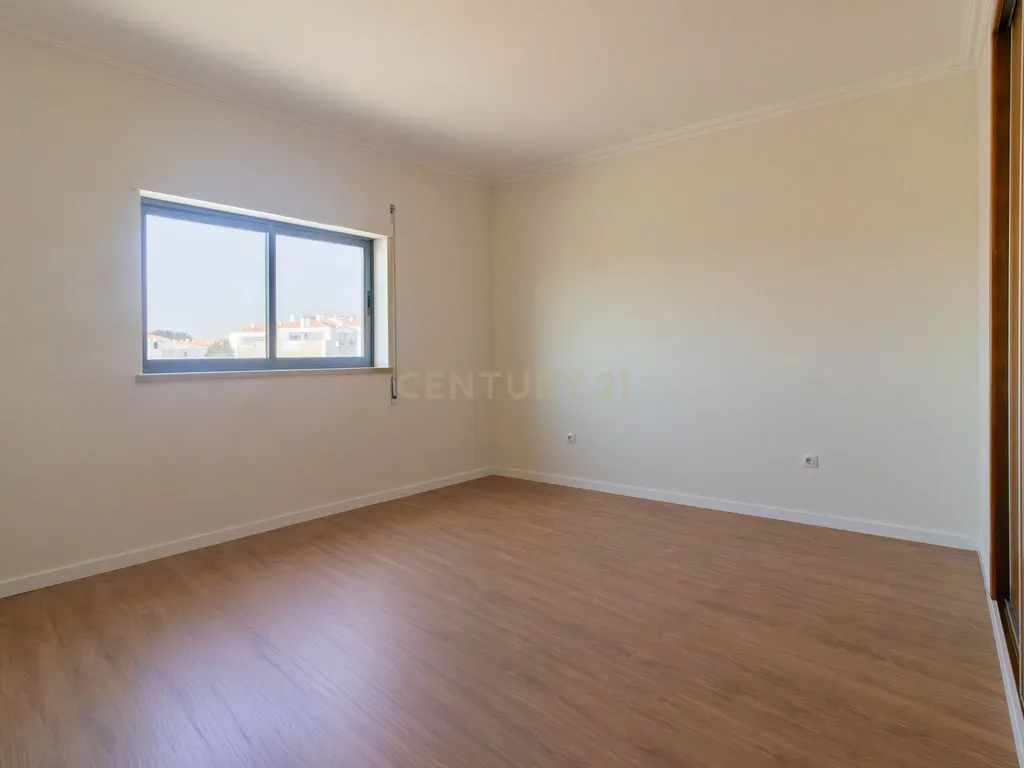Excelente Apartamento T2 com 2 WC e Garagem - Image 18