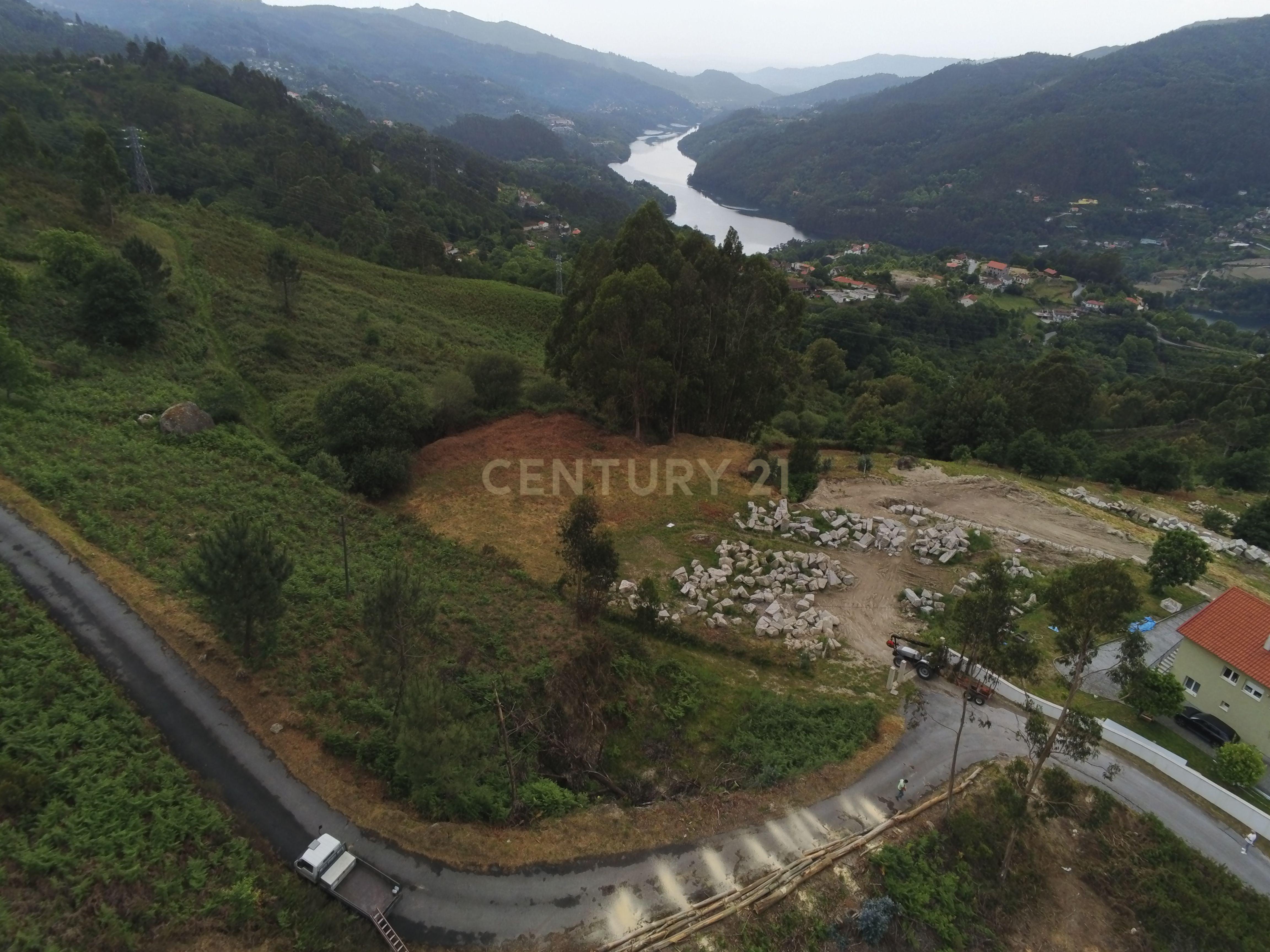 Fotografia 9 de Terreno Único com 2.500 m² e Vistas Deslumbrantes sobre o Rio – Gerês