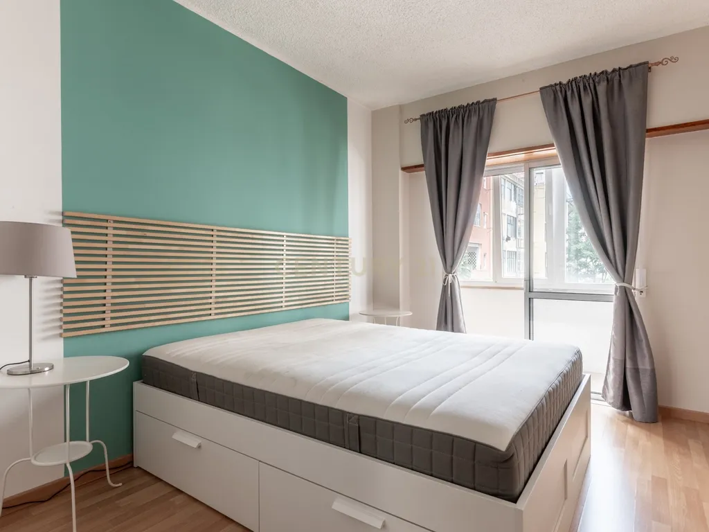 Apartamento T3 com elevador e garagem na Rua Luciano Cordeiro, em Lisboa - Image 14