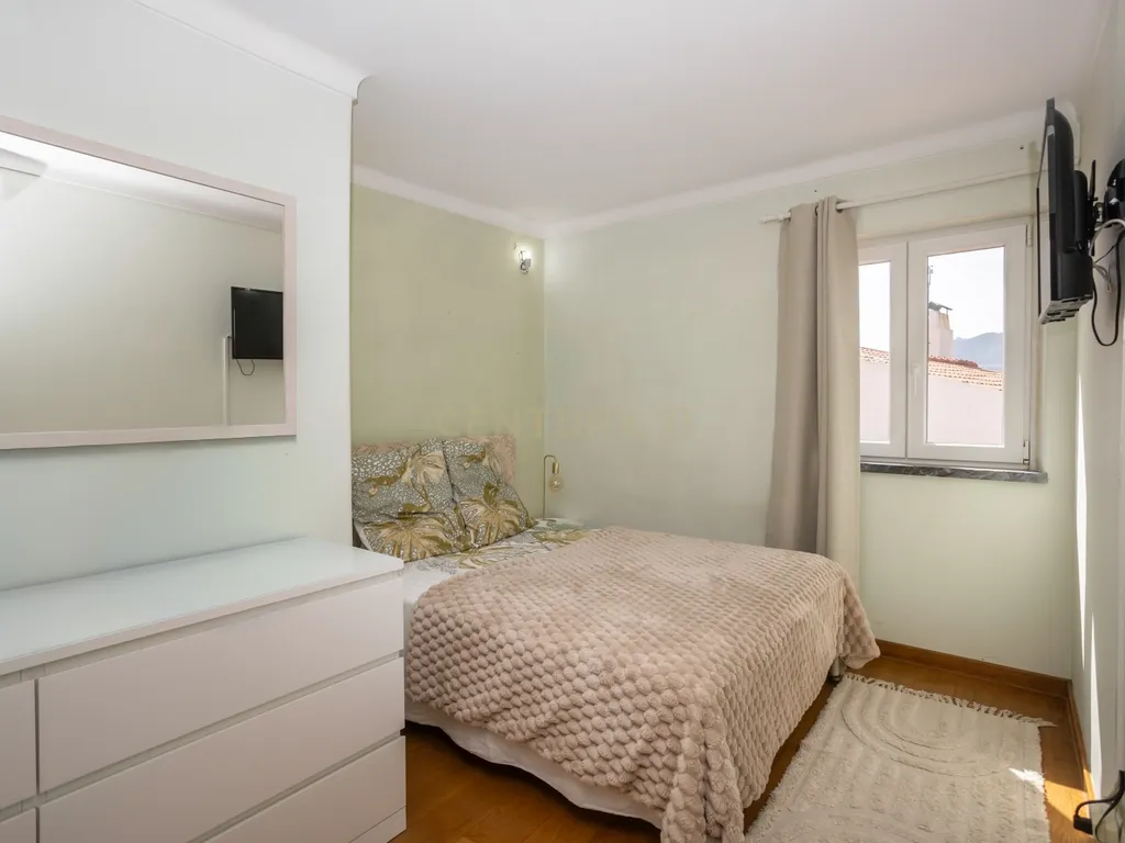 Duas moradias, um terreno com 650 m² e uma vista privilegiada para a Serra de Sintra - Image 54