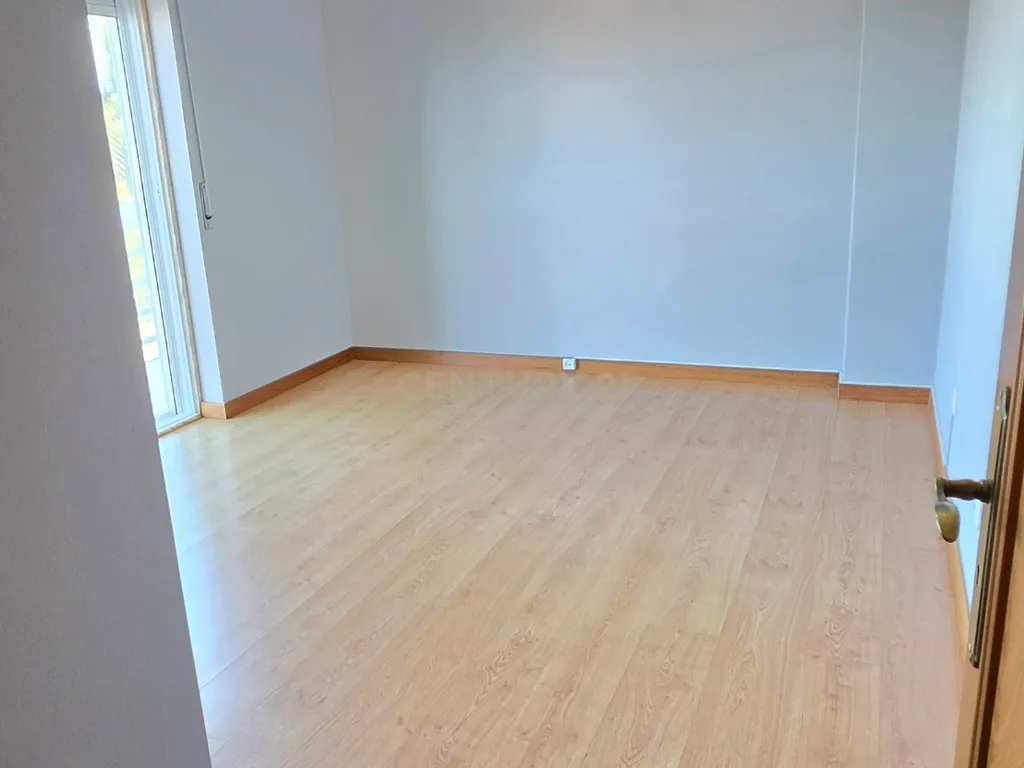 Excelente apartamento T2 com parqueamento - Image 17