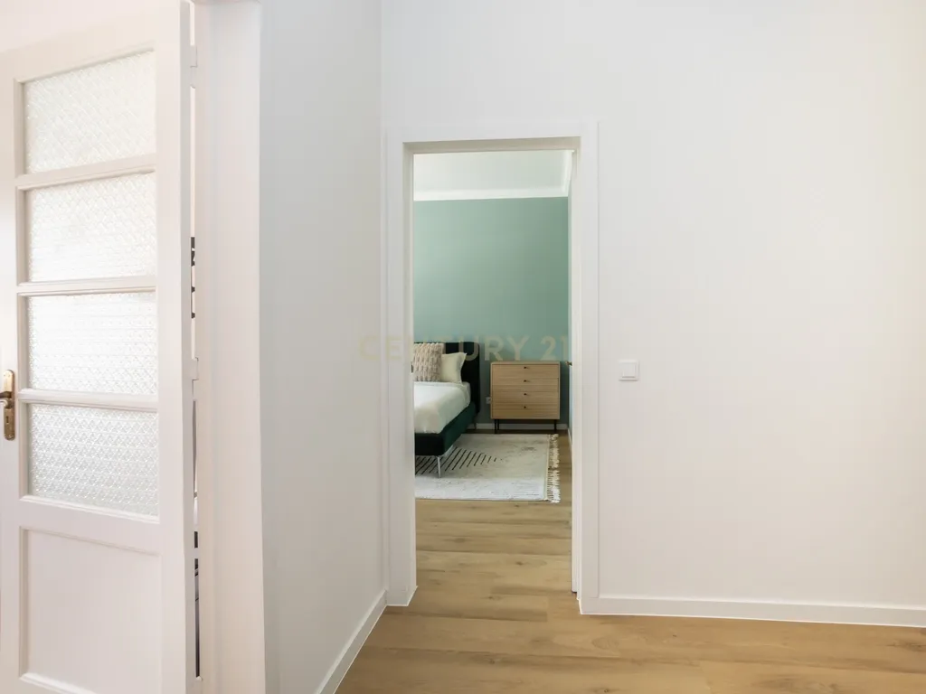 Elegância e História: T4 Remodelado com Grande Logradouro Privativo no Bairro Salgado - Image 10