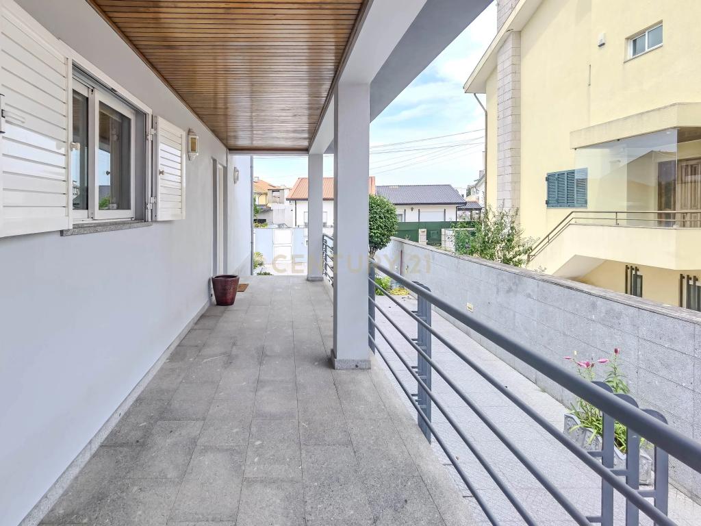 Moradia T4 de 4 Frentes com Jardim, Cozinha Regional e Garagem – Custoias, Matosinhos - Image 43
