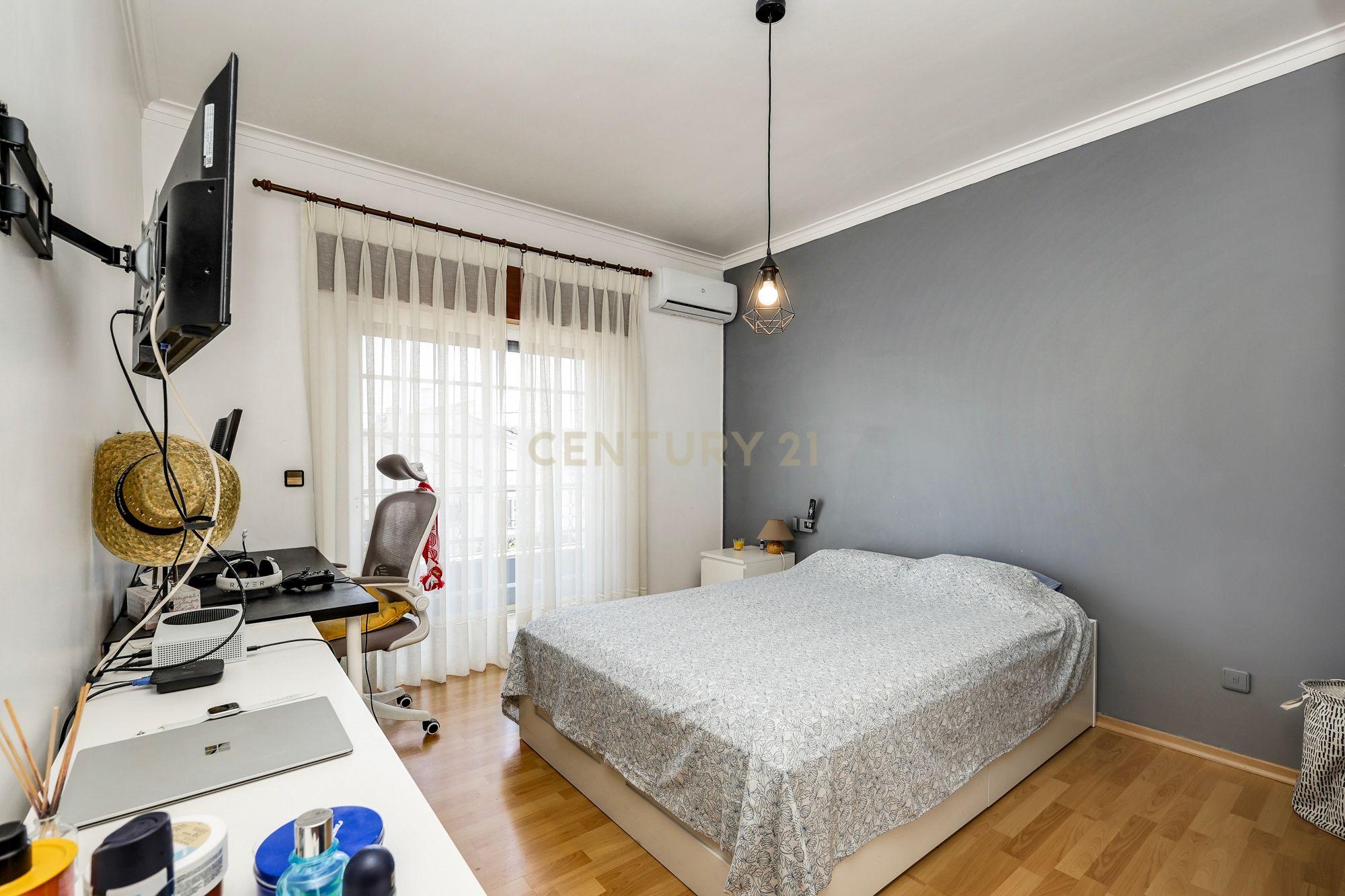 Fotografia 12 de Excelente Moradia T4 em Vale de Milhaços, Seixal | Espaço, Conforto e Privacidade