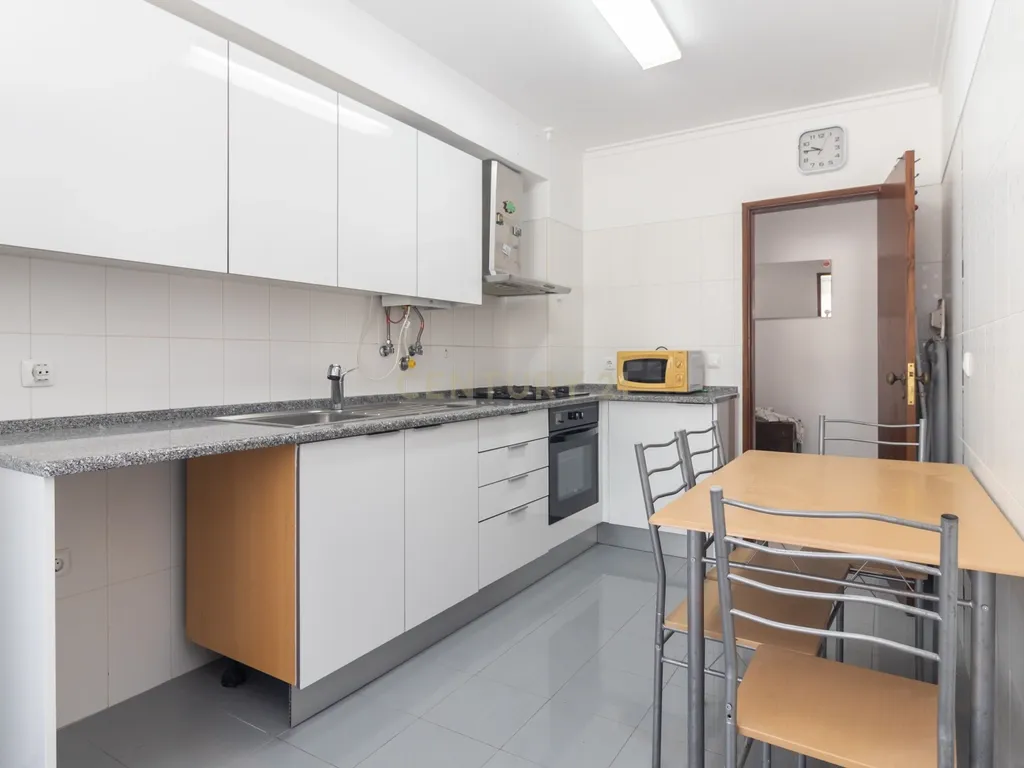 Apartamento T2 de 98m2 com Excelentes Áreas e 2 WC no Centro da Costa da Caparica - Image 18