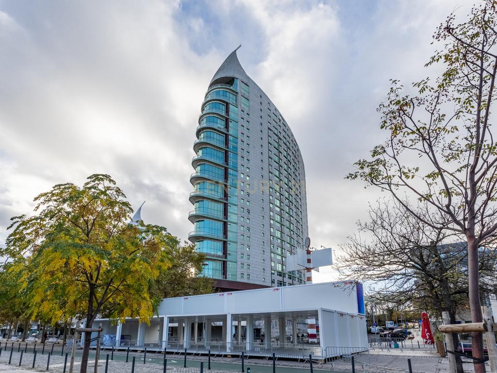 T3 Duplex na Torre de São Rafael com Vista Deslumbrante sobre o Tejo no Parque das Nações - Image 5