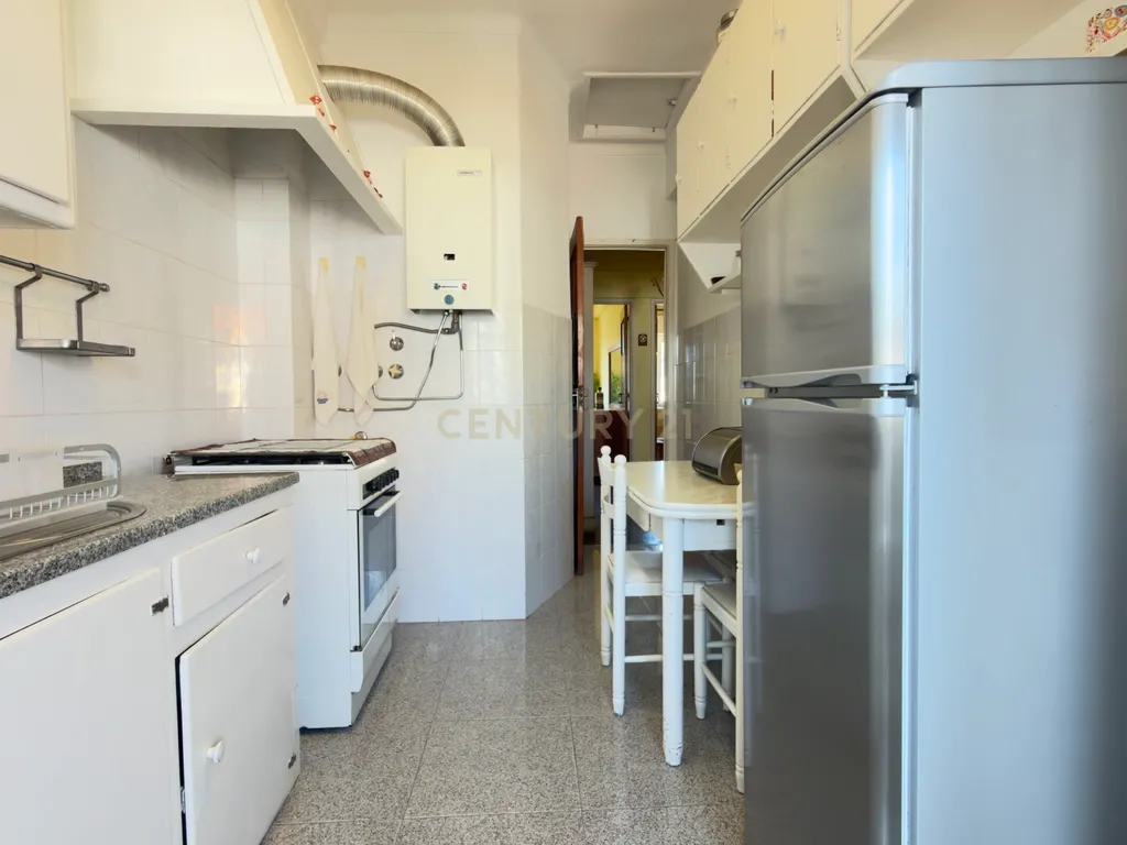 Apartamento T2 para remodelar com vista para o Convento de São Vicente - Image 7