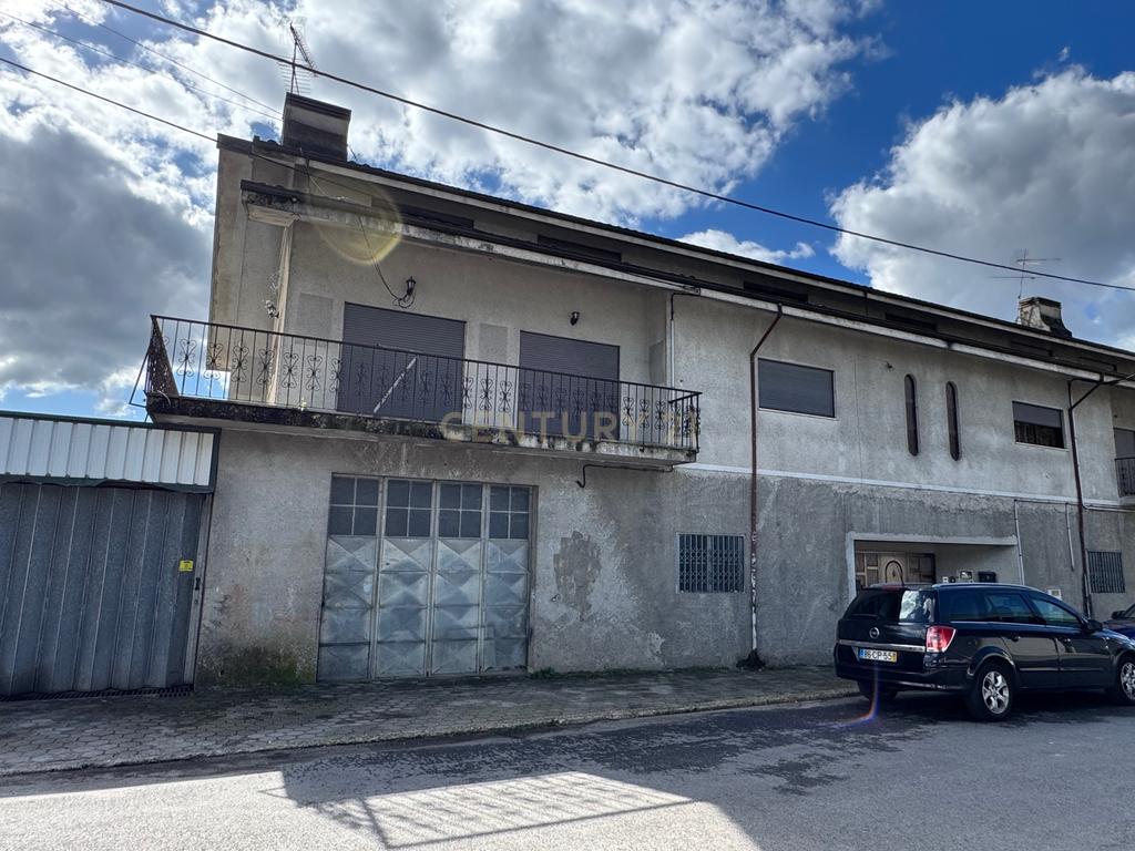 Prédio com 2 Apartamentos T3 e Armazém em Rebordosa | Potencial de Investimento - Image 1