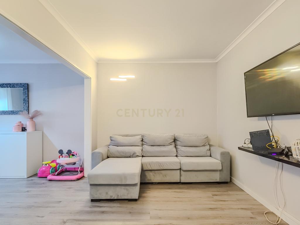 Apartamento T2, de 2 frentes, localizado em Rio Tinto, com Sótão e Garagem Box - Image 4