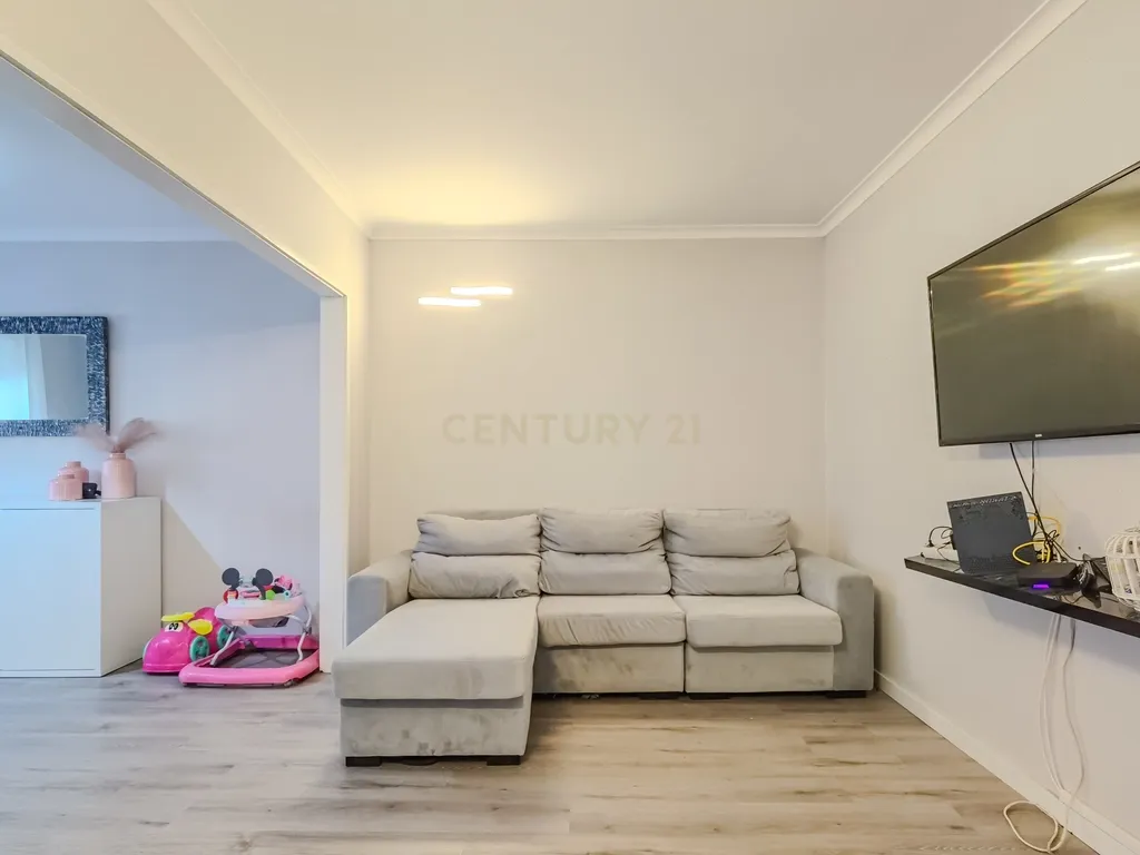 Apartamento T2, de 2 frentes, localizado em Rio Tinto, com Sótão e Garagem Box - Image 4