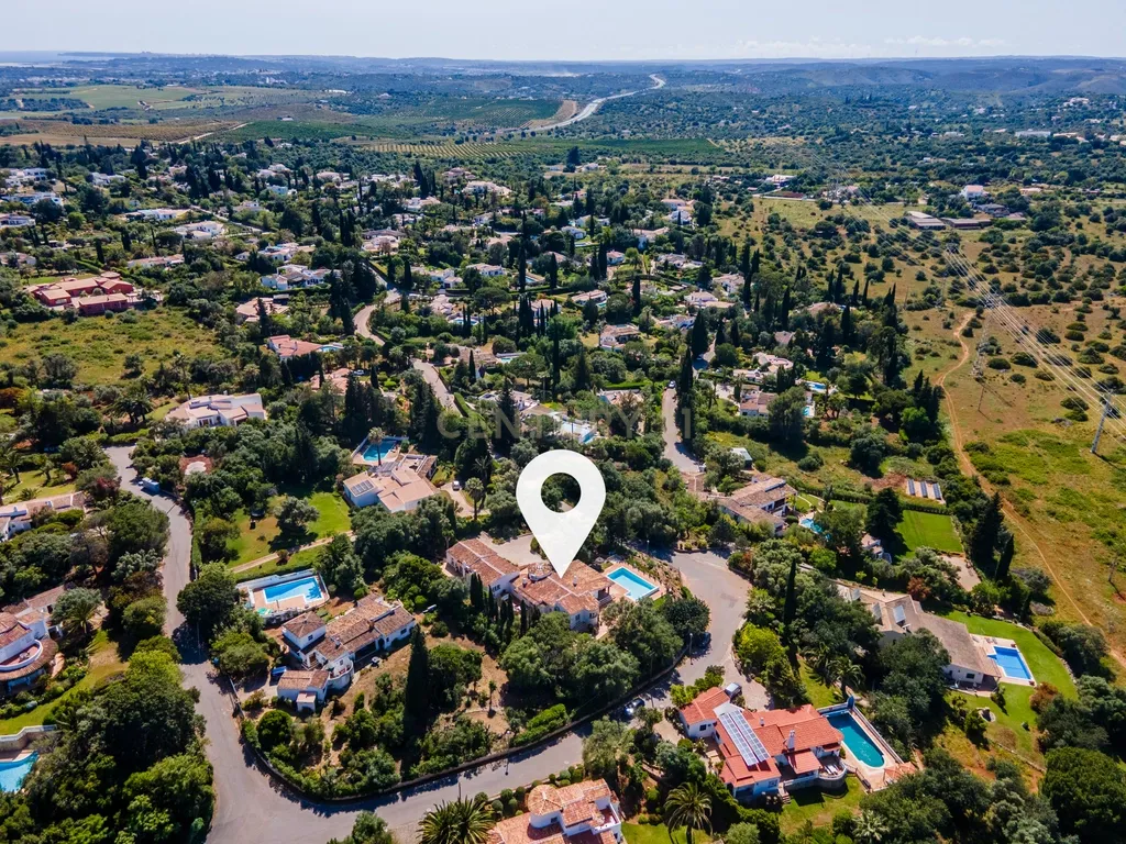 Moradia Exclusiva Térrea com Piscina Aquecida, Jardim e Total Privacidade na Urbanização Serra e Mar - Image 47
