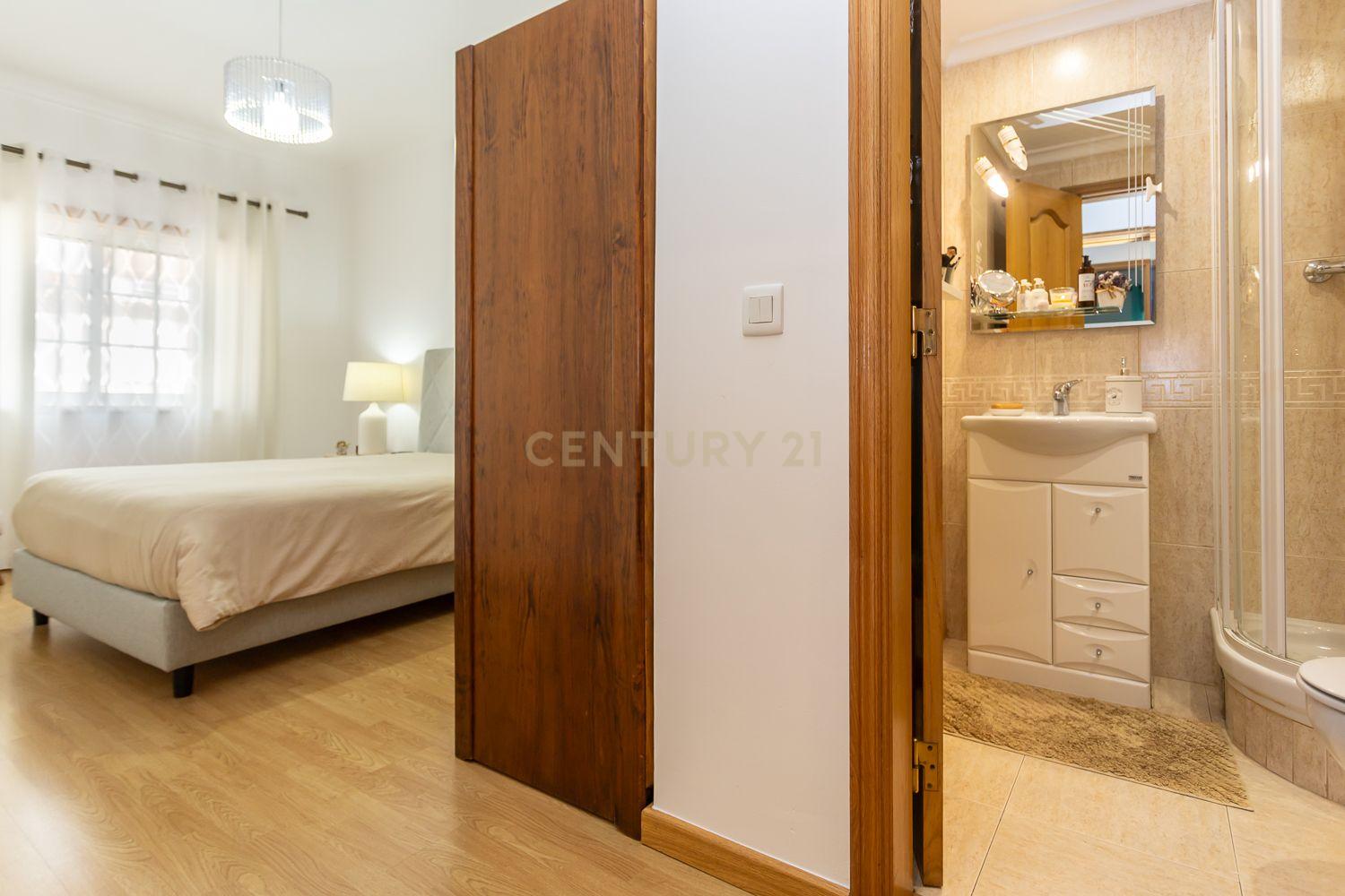 Apartamento T4 c/Arrecadação - Torre da Marinha - Image 28