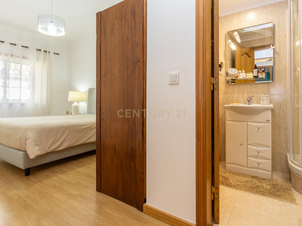Apartamento T4 c/Arrecadação - Torre da Marinha - Image 28