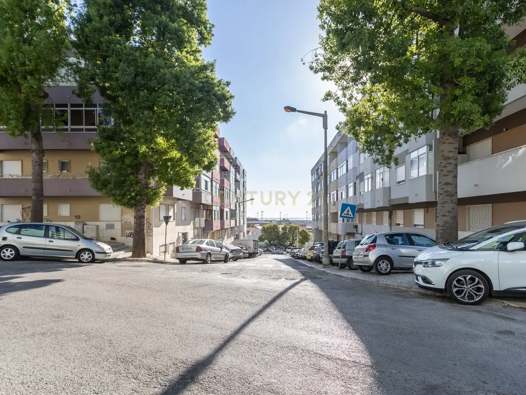 Apartamento T3 em Almada com Excelente Localização - Image 1