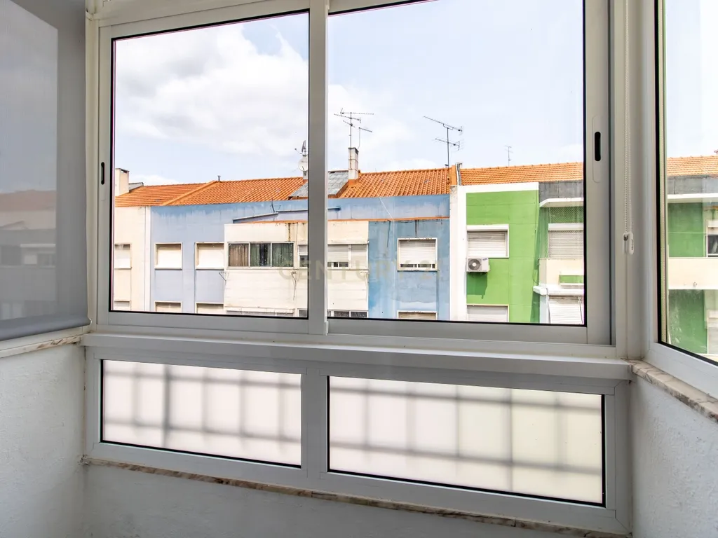 Apartamento T2 , com varanda e arrecadação , perto do metro - Odivelas - Image 13