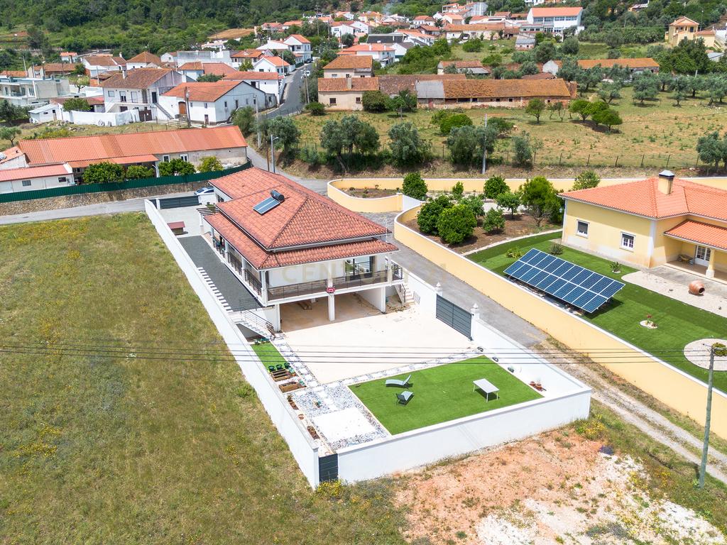 Viva Entre a Serra e Lisboa | Moradia Térrea Nova com Terreno Excecional, junto às Salinas de Rio Maior. - Image 2