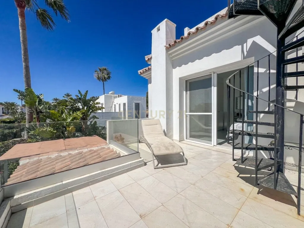 Elegante moradia de 3 quartos com vista para o mar em Costalita, Marbella - Image 39