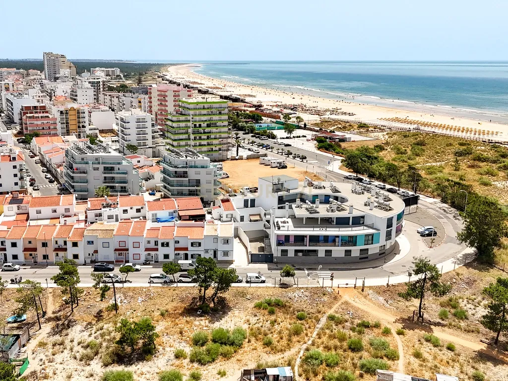Moradia T3 com Terraço a 100m da Praia de Monte Gordo - Image 42