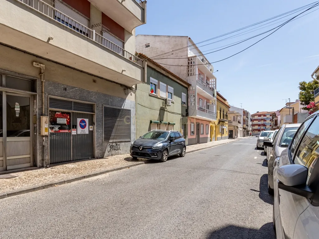 Garagem com Negócio em Funcionamento e Elevado Potencial de Rentabilidade | Pinhal Novo - Image 2