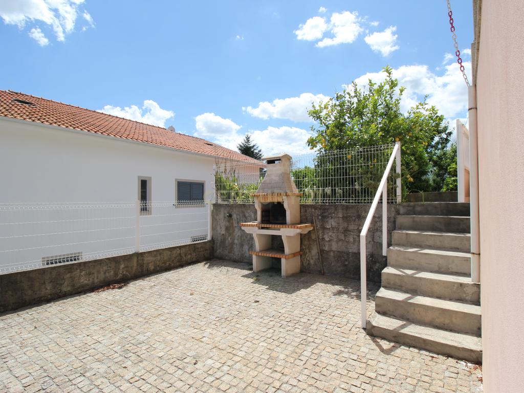 Espetacular Moradia T3 com Jardim e Vista Panorâmica em Paredes - Image 8
