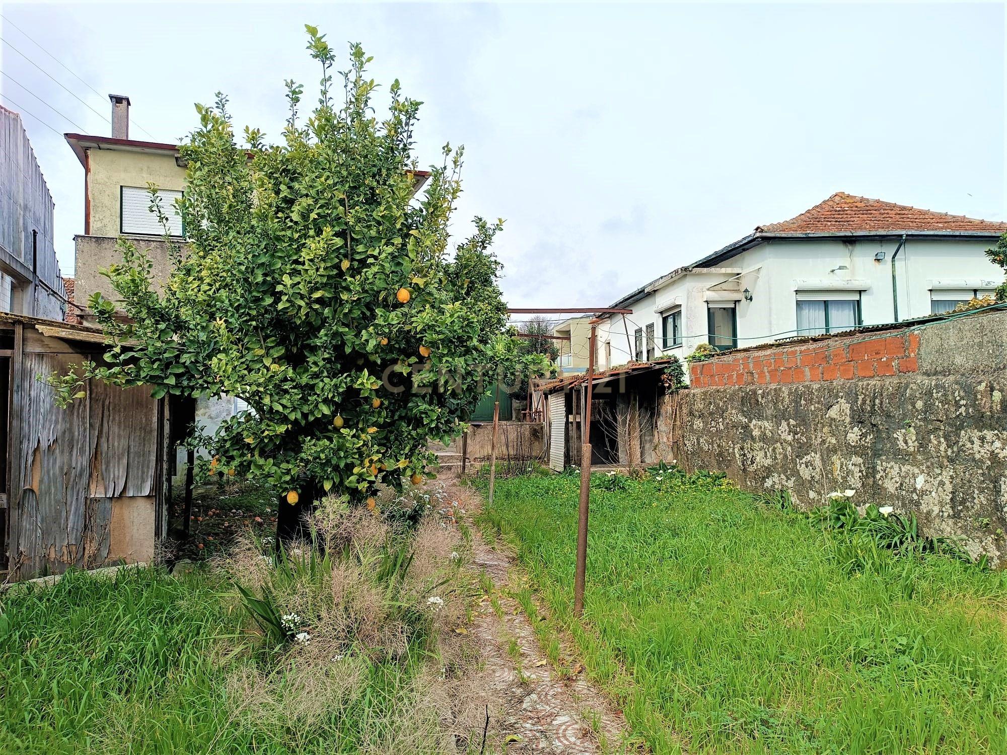 Moradia bifamiliar com cinco quartos, terreno e água para reconstrução no coração da Cidade da Maia, em Gueifaes - Image 43