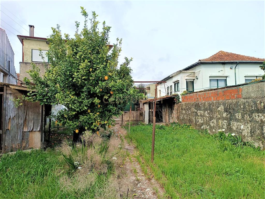 Moradia bifamiliar com cinco quartos, terreno e água para reconstrução no coração da Cidade da Maia, em Gueifaes - Image 43