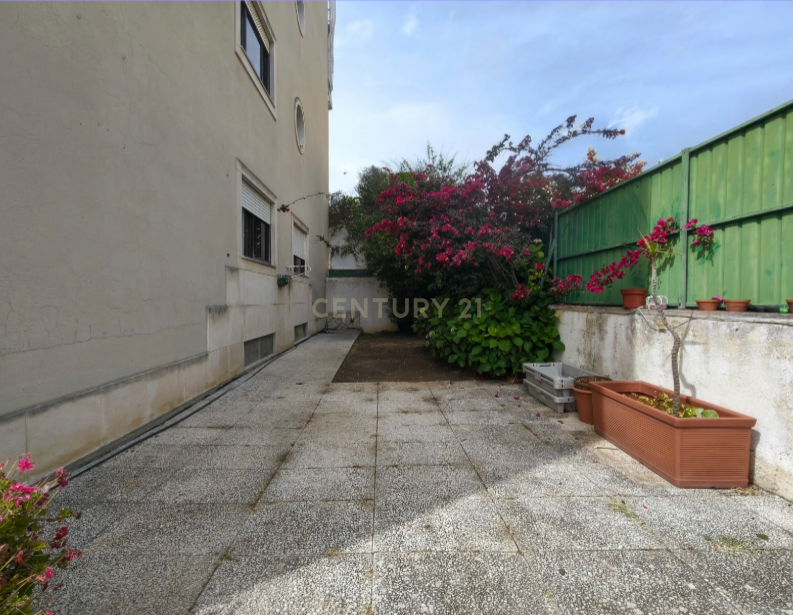 Apartamento T2 + 1 | Jardim e Estacionamento junto à Praia - Image 2