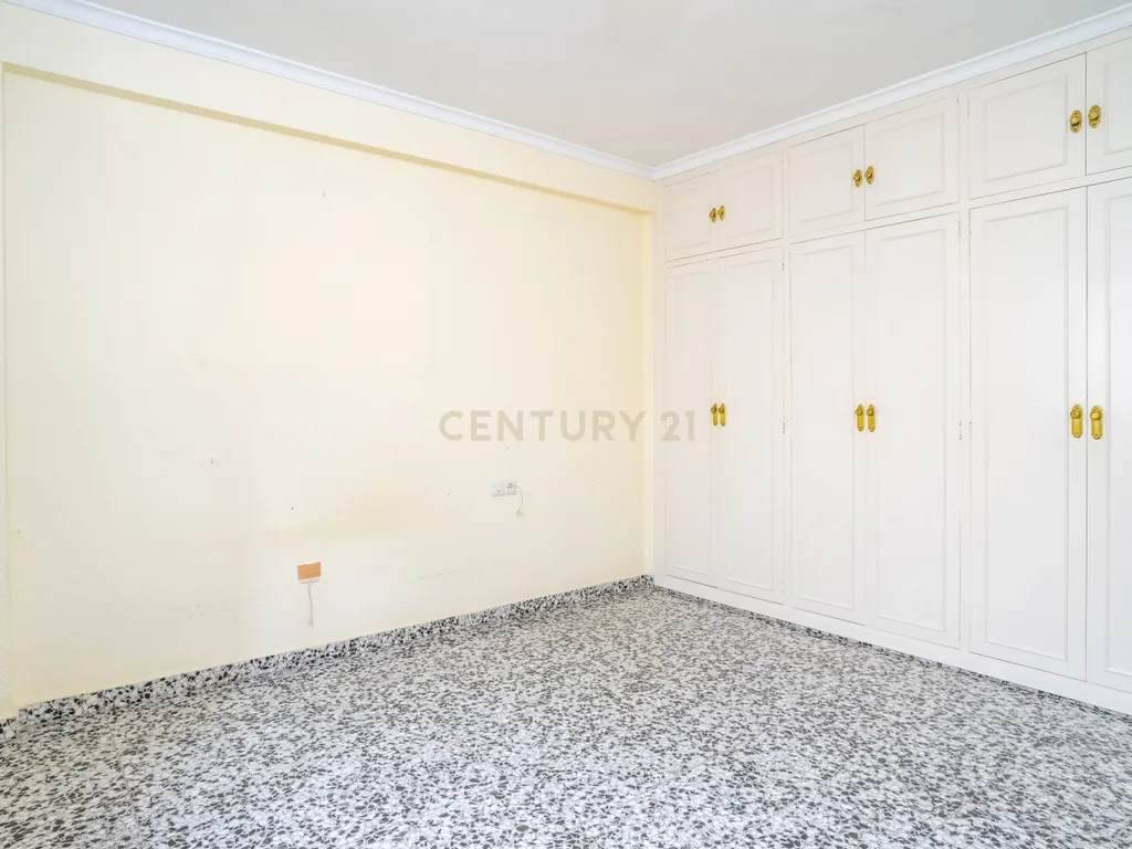 APARTAMENTO ESPAÇOSO DE 4 QUARTOS COM TERRAÇO EM MÁLAGA – LOCALIZAÇÃO PRIVILEGIADA E ELEVADO POTENCIAL - Image 14