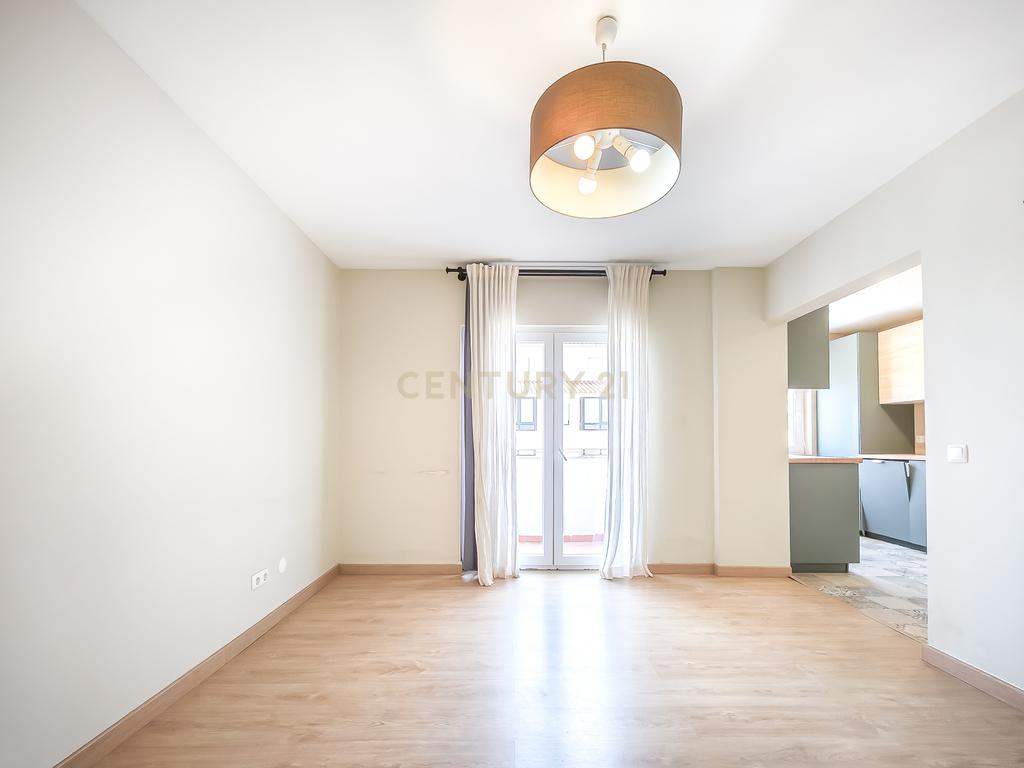Apartamento Renovado em Cascais com 3 Quartos e Varanda - Image 7