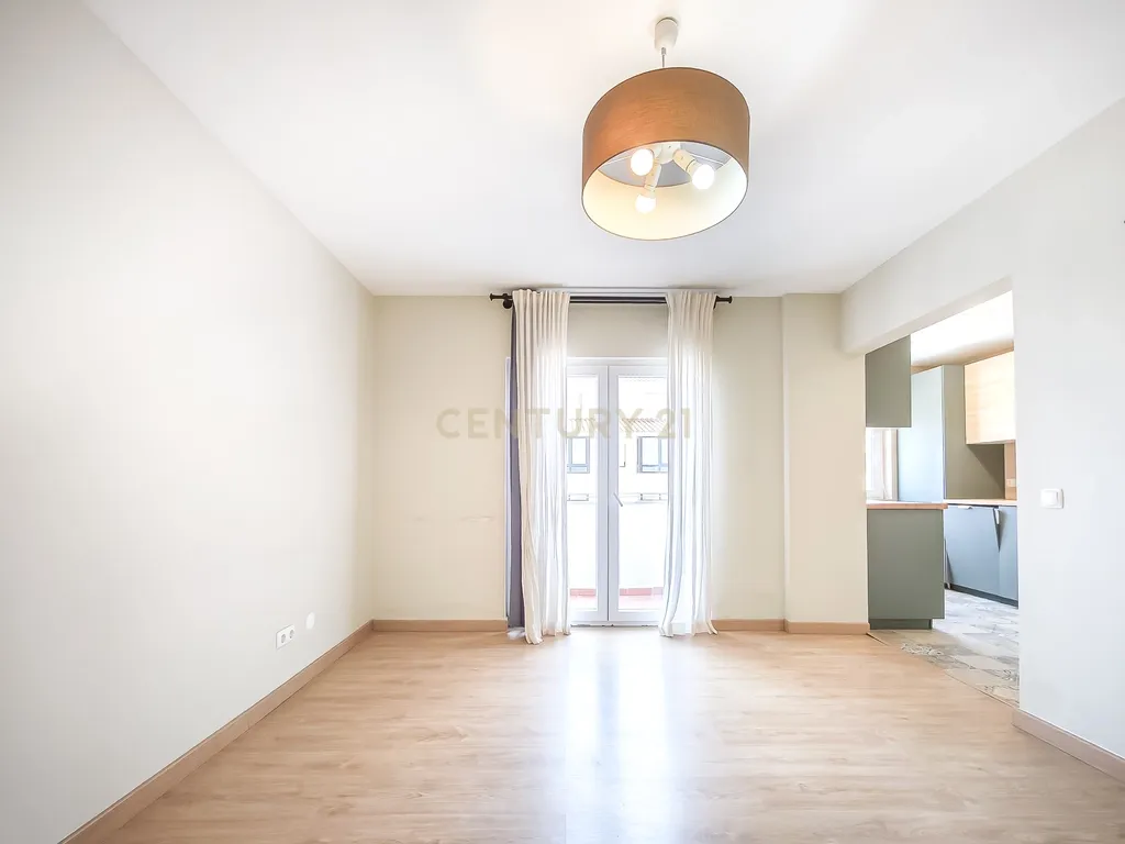 Apartamento Renovado em Cascais com 3 Quartos e Varanda - Image 7