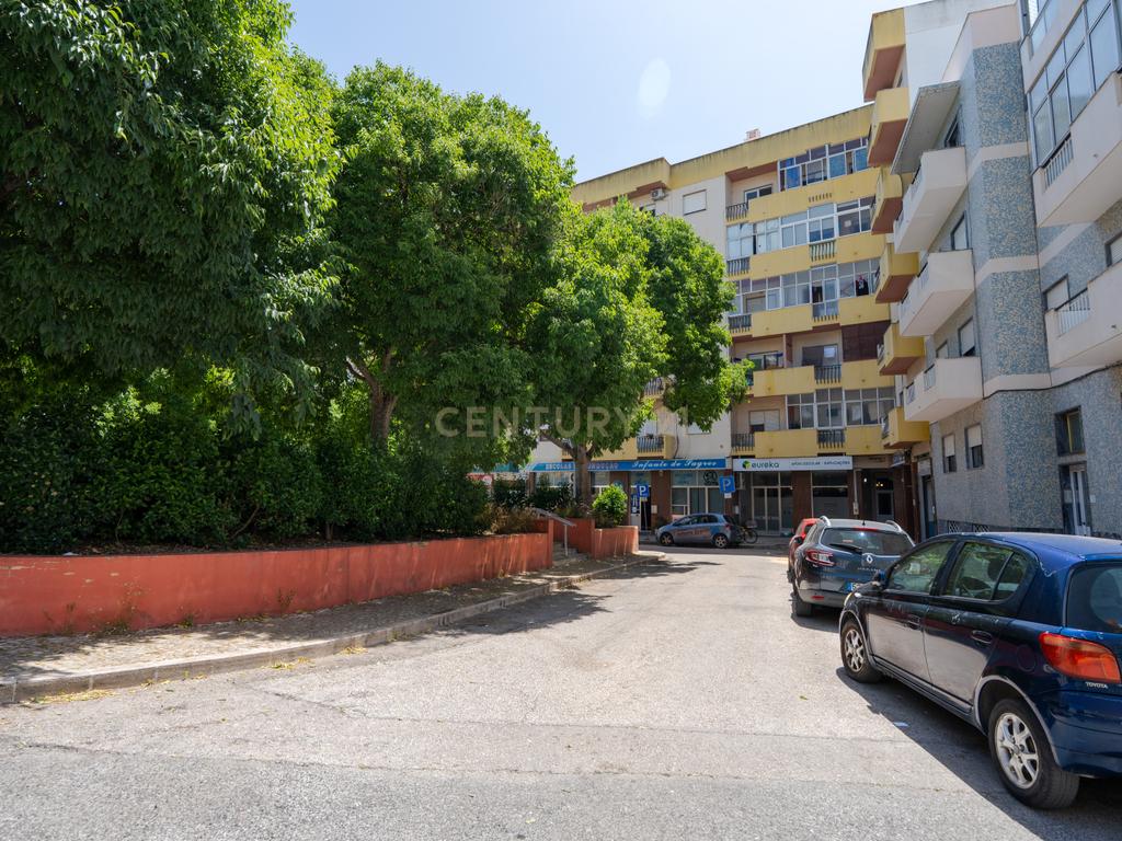 Apartamento T2 renovado em Portimão com varanda, 2 casas de banho e marquise espaçosa - Image 17