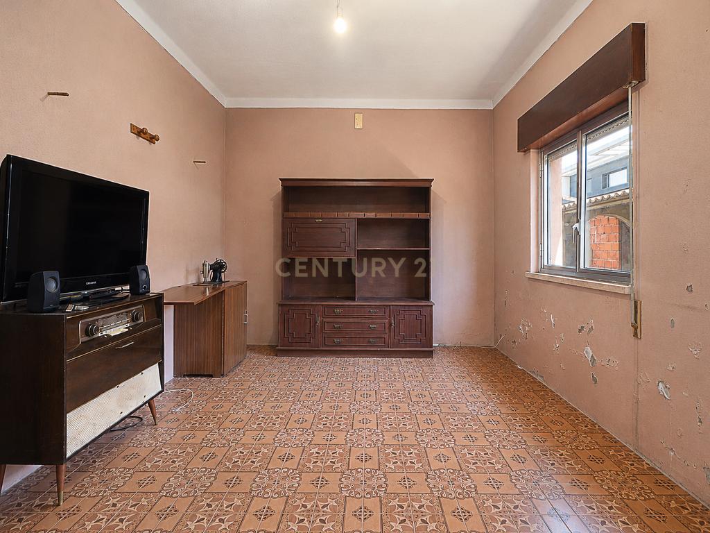 Moradia para Remodelação com 1.332 m² de Terreno – Potencial para Destaque e Construção de 2 a 3 Moradias - Image 9