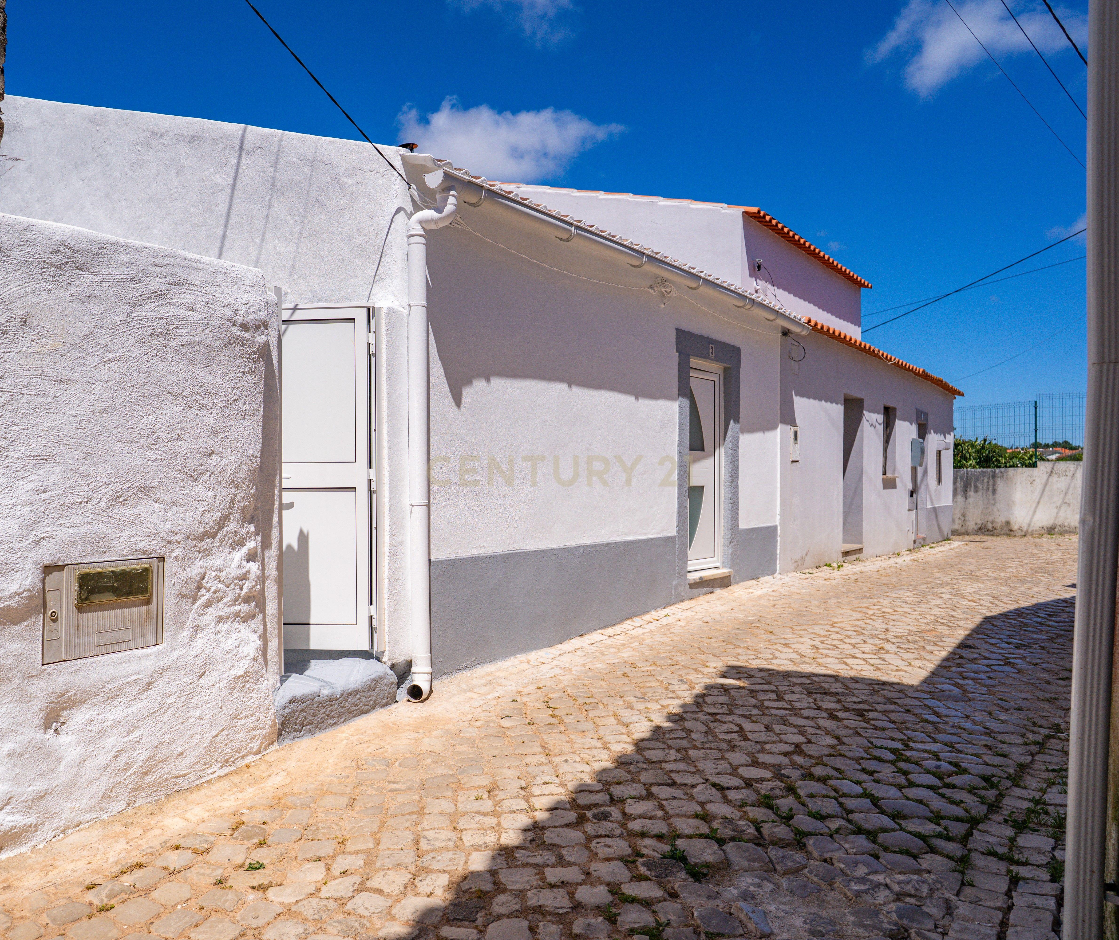 *Moradia T1 Renovada com Logradouro – Alguber, Cadaval*