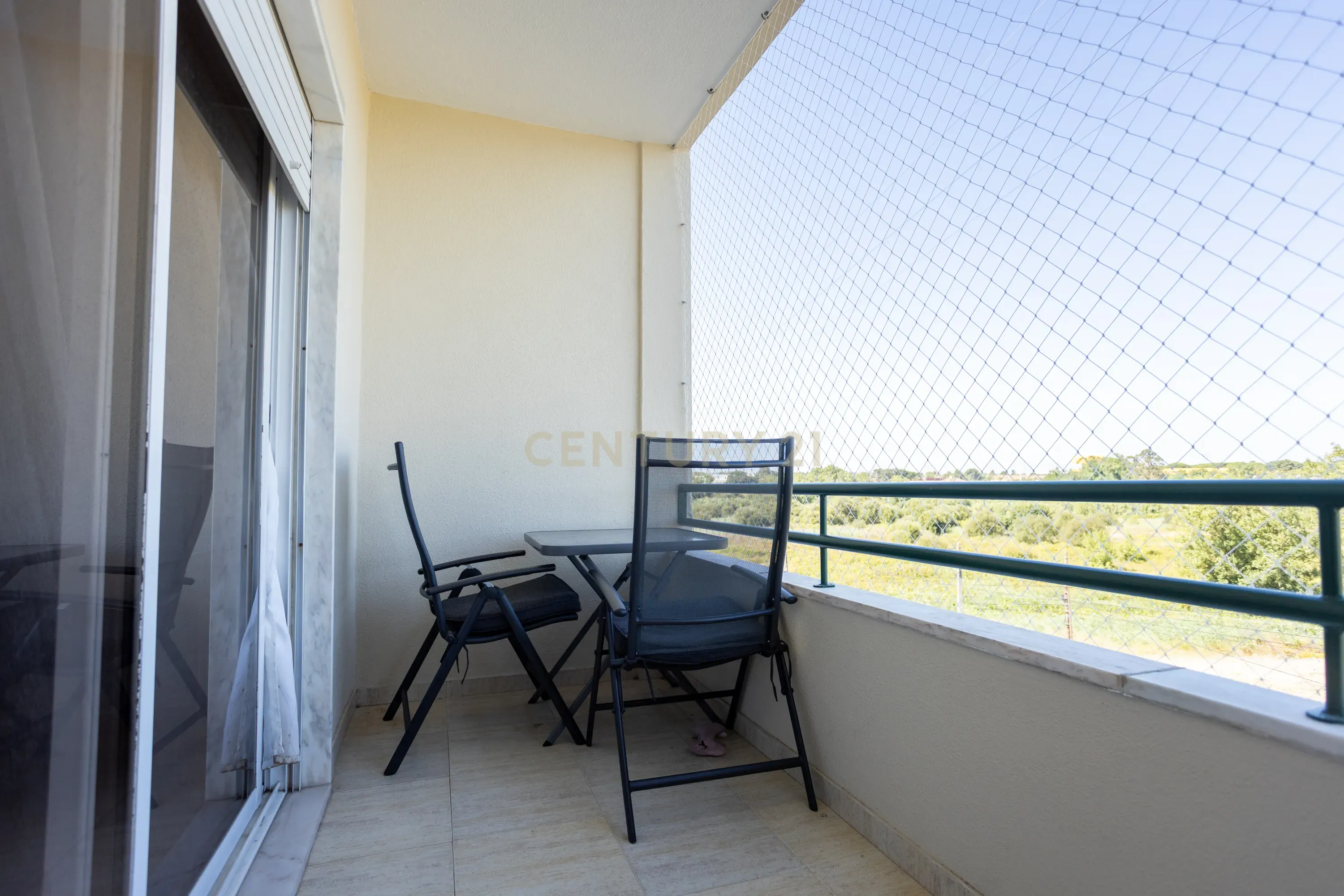 Fotografia 12 de T2 com 2 casas de banho e ampla varanda