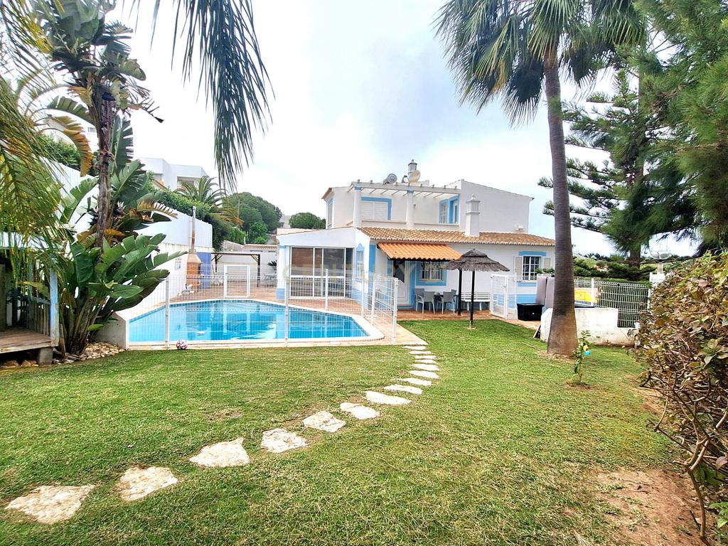 Moradia isolada com 4 quartos na Quinta dos Álamos - Guia - Image 1