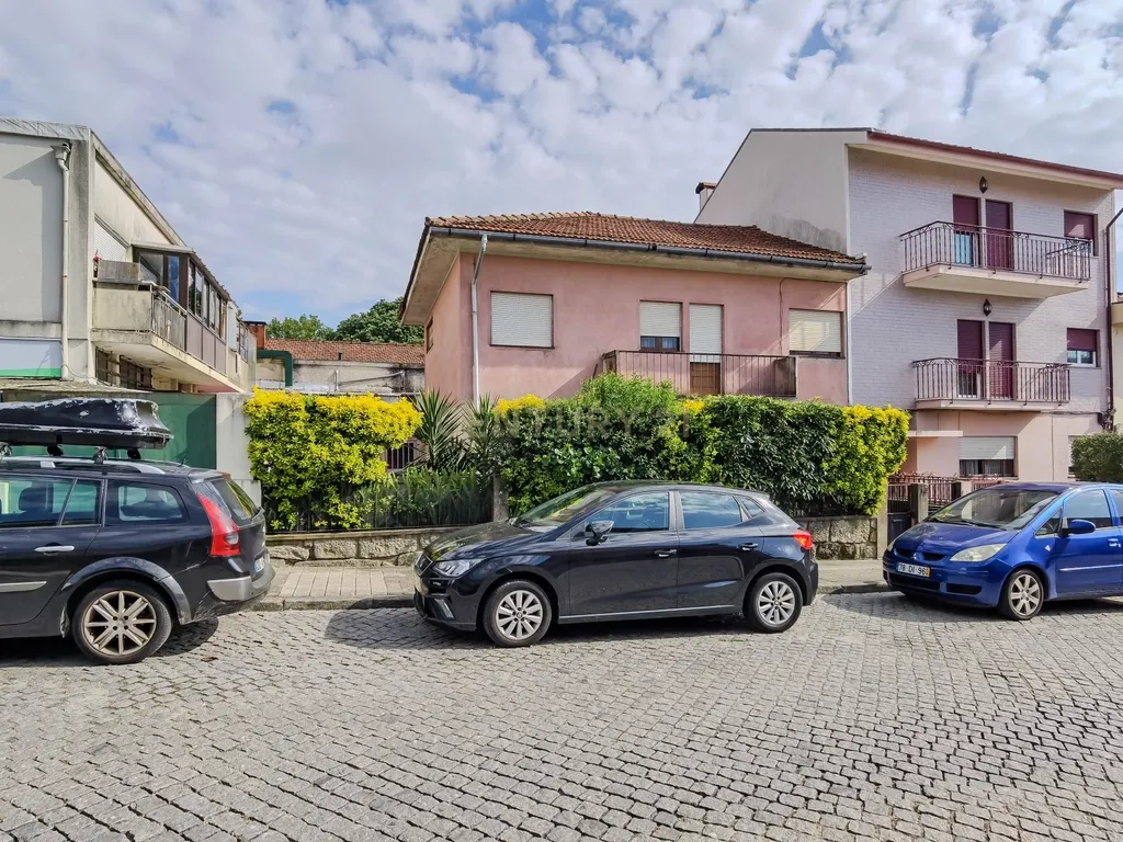 Moradia Bi-familiar T2 + T2 - Mafamude, Vila Nova de Gaia - Image 1