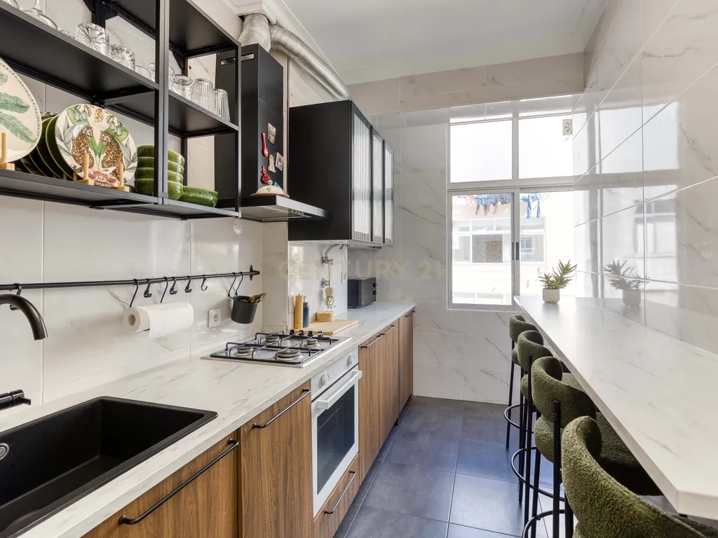 T2 renovado em 2024, cozinha equipada e excelente luminosidade em Queluz - Image 21