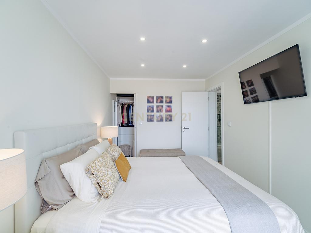 Apartamento T2 Remodelado na Torre da Marinha - Image 26