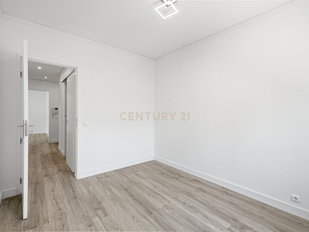 Apartamento T2 Remodelado PC Simão da Veiga Junior 1 - Santo António Dos Cavaleiros - Image 27