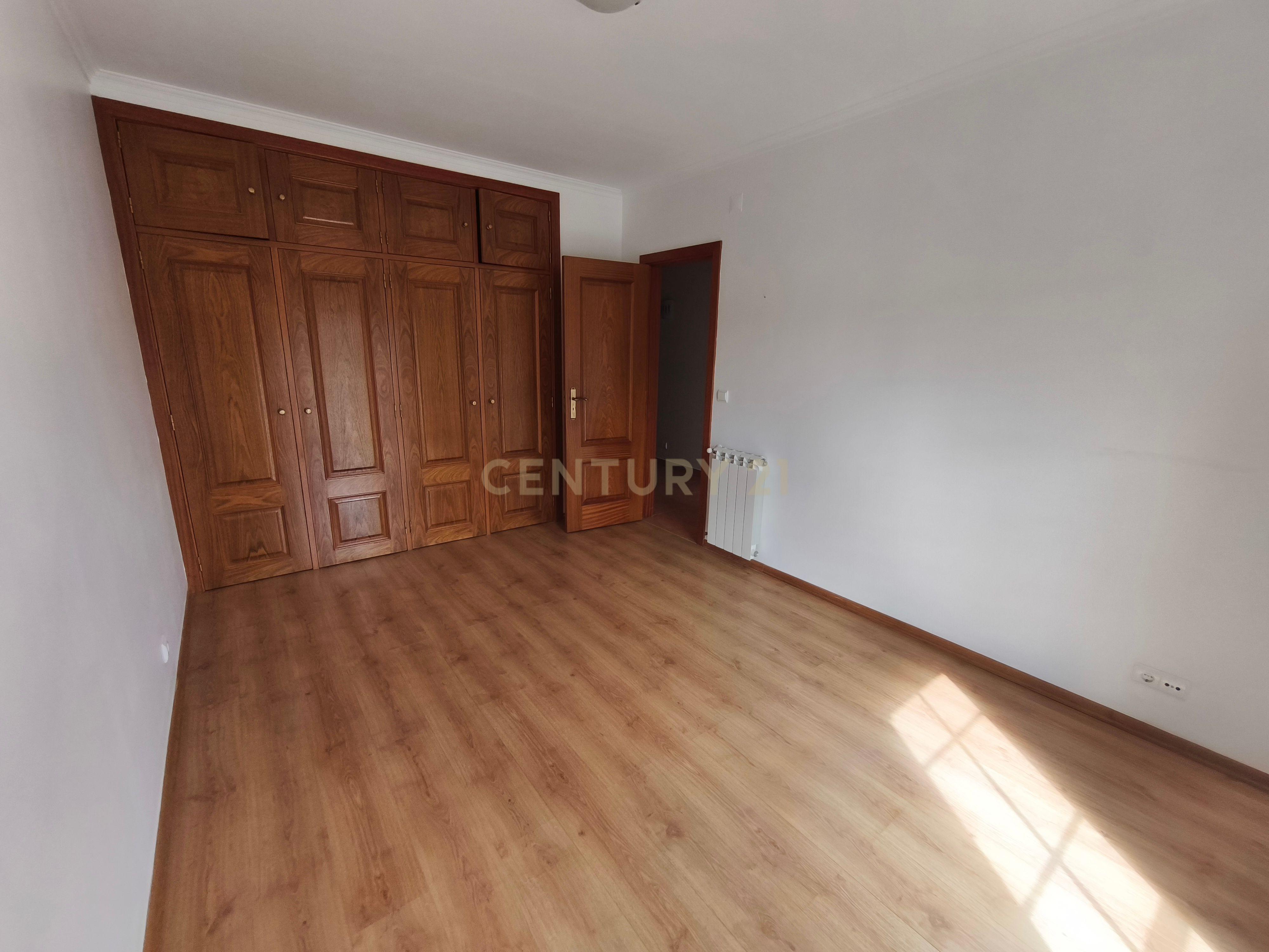 Fotografia 12 de Apartamento T3 para arrendar com terraço de 200m² e garagem para dois carros — Lourinhã